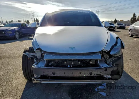 2024 Tesla Model Y z USA, uszkodzony, nr VIN 7SAYGDEE5RA260337